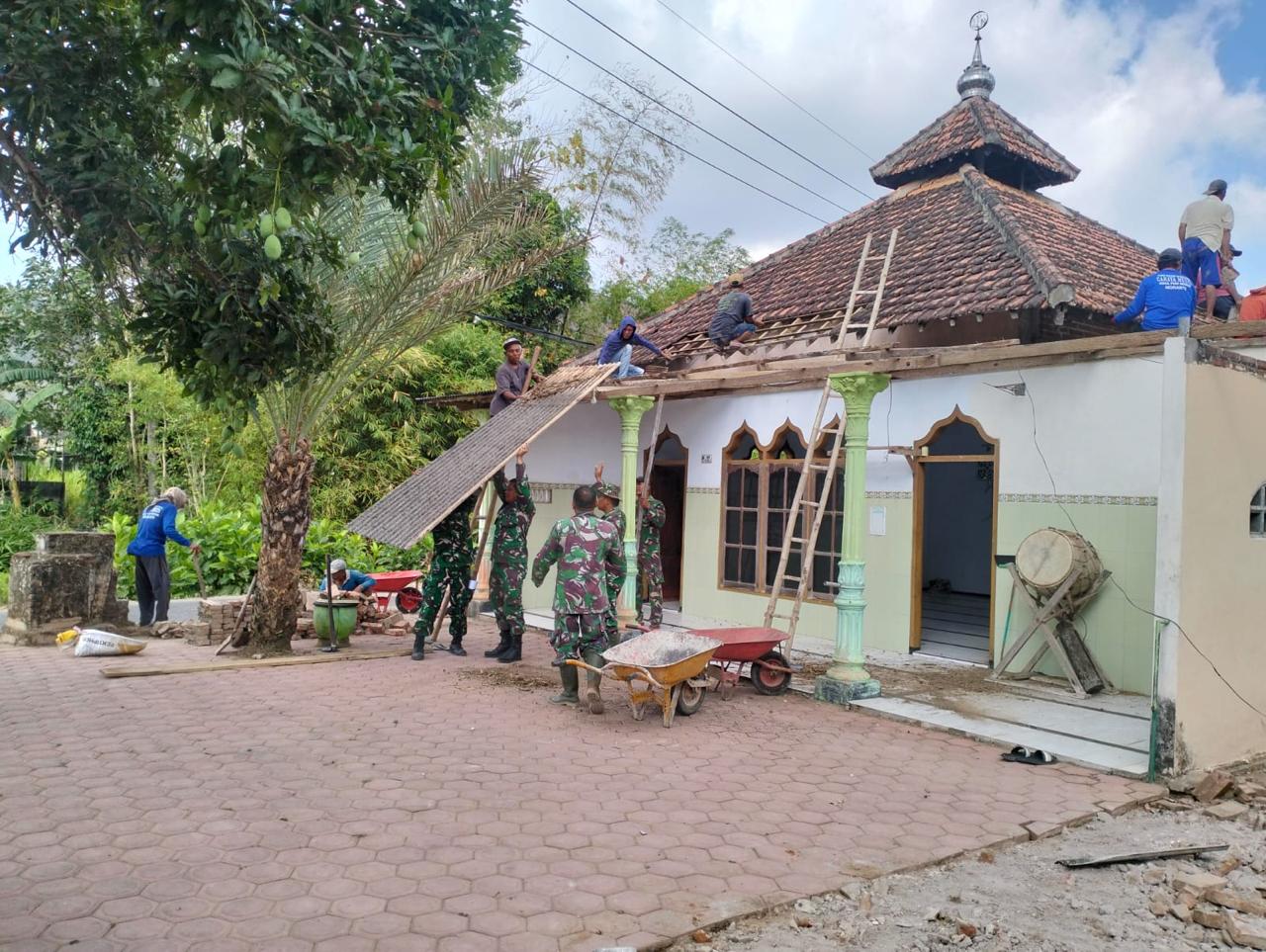 Pra TMMD ke-130, Kodim Tulungagung Bersama Warga Bongkar Awal Mushola Darurohman